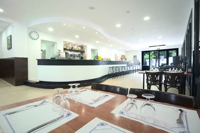 Terraza del bar y restaurante de Camping La Noria, camping familiar en Torredembarra