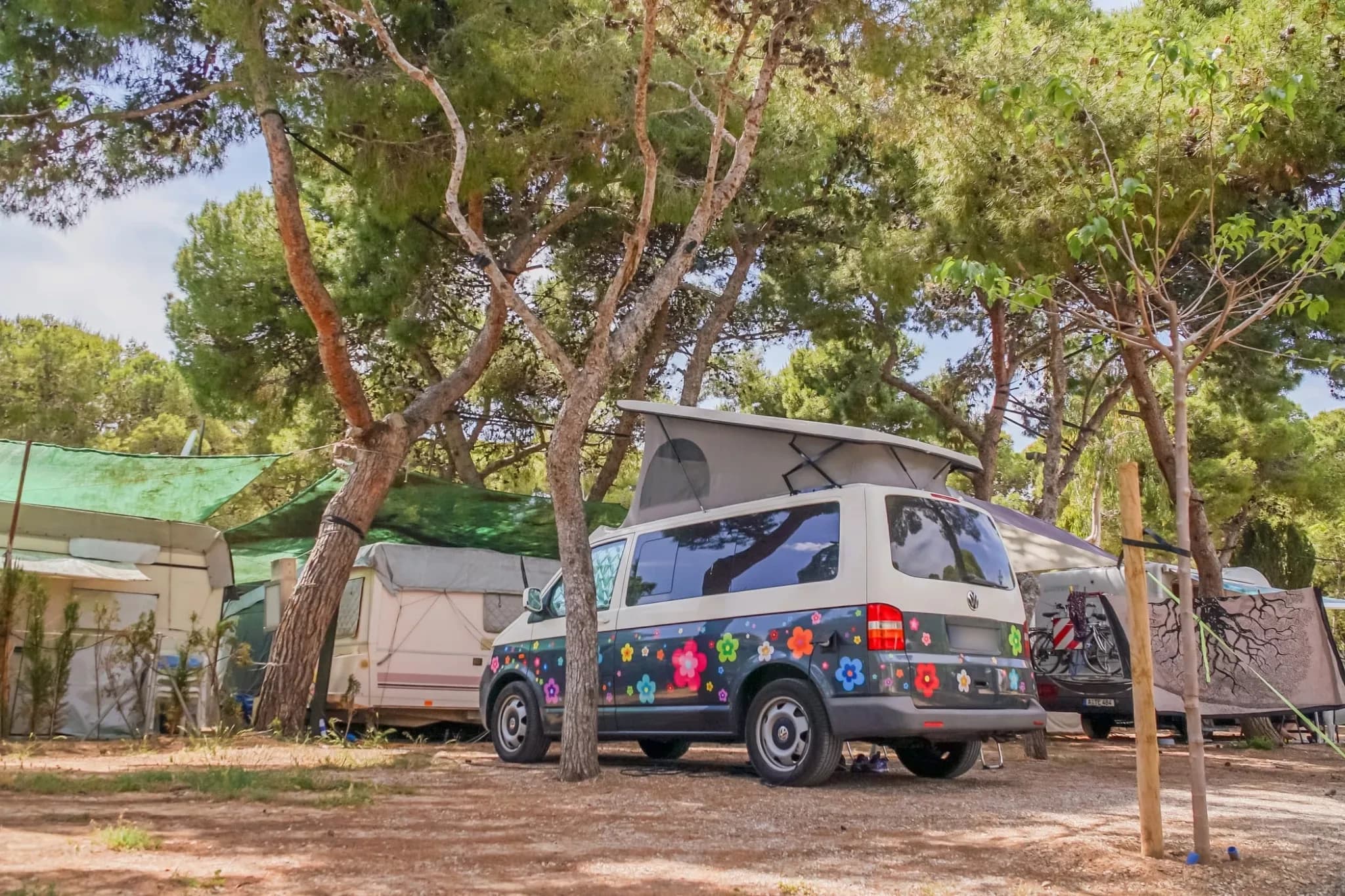 Amplias parcelas con sombra para tiendas, caravanas y autocaravanas en Camping La Noria, Torredembarra, Costa Dorada